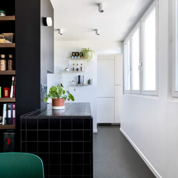 Vue sur la cuisine depuis la salle à manger