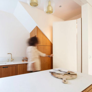 Porte courbe cachant le garde-manger, suspension en verre et laiton