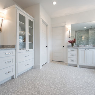 Aménagement d'une grande salle de bain principale craftsman avec un placard à porte shaker, des portes de placard blanches, une baignoire indépendante, une douche d'angle, un WC à poser, un carrelage gris, des carreaux de béton, un mur blanc, un sol en carreaux de ciment, un lavabo posé et un plan de toilette en marbre.