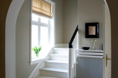Gewendelte Country Holztreppe mit Holz-Setzstufen in Sonstige