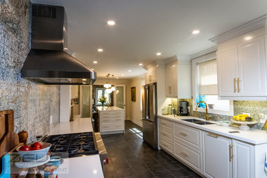 Elegant kitchen photo in Toronto