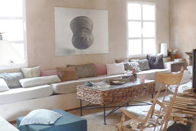 Mountain style living room photo in Seville