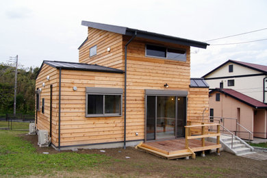 Foto de fachada beige campestre pequeña de dos plantas con revestimiento de madera, tejado de un solo tendido, microcasa, tejado de metal y tablilla