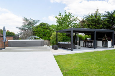 Diseño de acceso privado moderno grande en verano en patio trasero con pérgola, exposición total al sol y entablado
