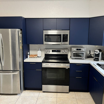 Modern Kitchen Remodel Done in Navy Blue Cabinets
