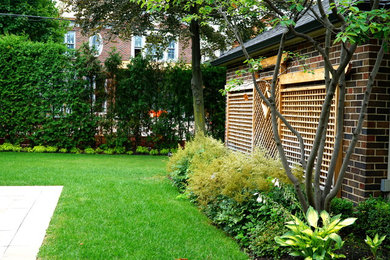 Design ideas for a contemporary landscaping in Toronto.