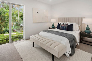 シドニーにある中くらいなコンテンポラリースタイルのおしゃれな客用寝室 (カーペット敷き、ベージュの床) のレイアウト