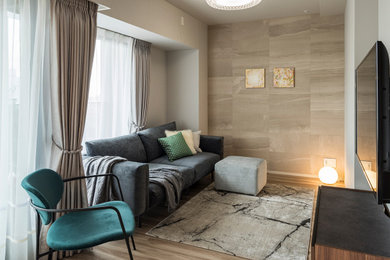 Inspiration för ett litet funkis vardagsrum, med beige väggar, ljust trägolv och en väggmonterad TV