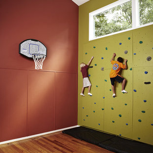 ワシントンD.C.の中サイズのトランジショナルスタイルのおしゃれなクライミングウォール (緑の壁、無垢フローリング) の写真