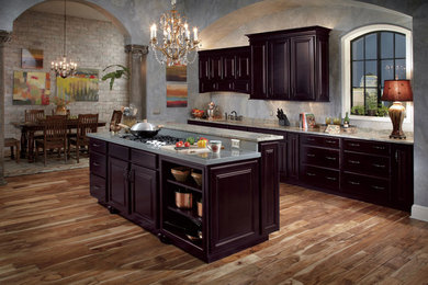 Example of a classic kitchen design in Sacramento