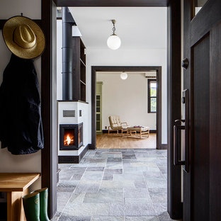 東京23区の片開きドアトランジショナルスタイルのおしゃれな玄関 (白い壁、黒いドア、グレーの床) の写真