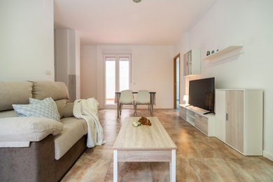 Foto de salón mediterráneo pequeño