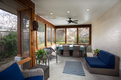 This is an example of a traditional screened-in porch design in Dallas.
