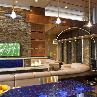 Geräumiges, Offenes Mediterranes Wohnzimmer mit Wand-TV, Betonboden, Tunnelkamin, Kaminsims aus Stein und beigem Boden in Phoenix