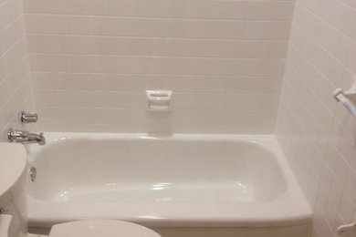 Diseño de cuarto de baño tradicional con bañera empotrada, baldosas y/o azulejos blancos y paredes blancas