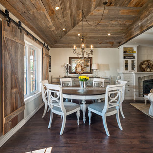 トロントのカントリー風 LDKの画像 (グレーの壁、無垢フローリング)