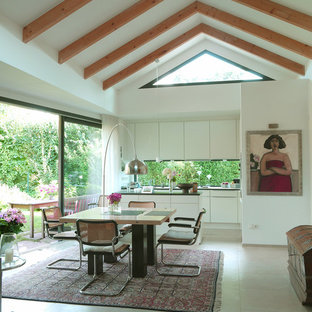 ハノーファーの中サイズのコンテンポラリースタイルのLDKの画像 (白い壁、セラミックタイルの床)