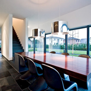 デュッセルドルフの広いモダンスタイルのLDKの画像 (白い壁)