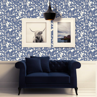 Exempel på en mellanstor klassisk hall, med blå väggar, målat trägolv och vitt golv