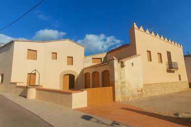 Modelo de fachada de casa beige y roja campestre grande de dos plantas con revestimiento de piedra, tejado a dos aguas, tejado de teja de barro, teja y escaleras