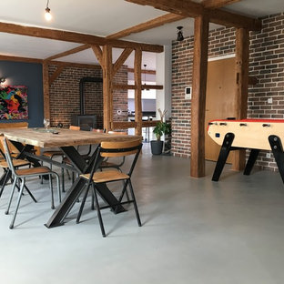 ストラスブールのインダストリアルスタイルのLDKの画像 (コンクリートの床、グレーの床、青い壁)