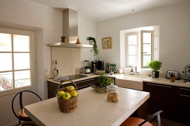 This is an example of a country kitchen in Marseille.