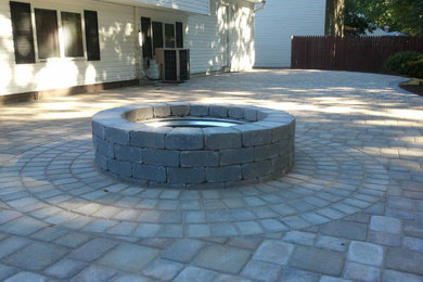 Example of a minimalist patio design in Cleveland