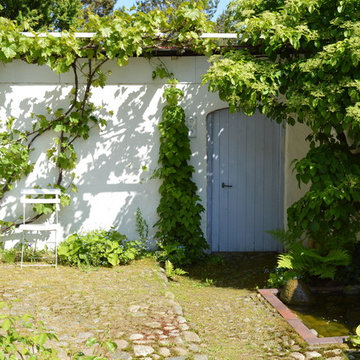 Naturlig havestil med romantisk touch i have på landet