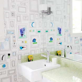 Foto di una stanza da bagno per bambini moderna di medie dimensioni con lavabo da incasso, ante lisce, ante bianche, top in vetro riciclato, vasca ad alcova, vasca/doccia, WC sospeso, piastrelle verdi, piastrelle in gres porcellanato, pareti bianche e pavimento con piastrelle a mosaico