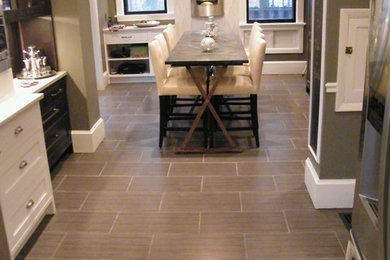 Example of a transitional home design design in Cincinnati