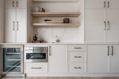 Home bar - contemporary home bar idea in Vancouver