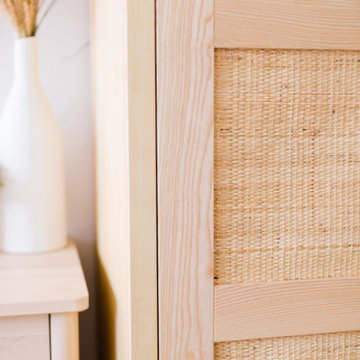 natürlich-moderner Rattankleiderschrank für Gästezimmer