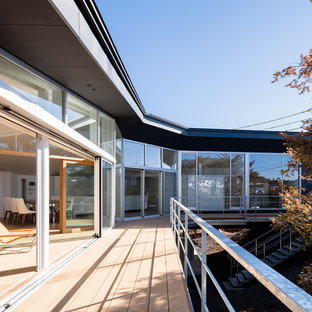 横浜のコンテンポラリースタイルのおしゃれな裏庭のデッキ (張り出し屋根) の写真
