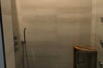 Example of a minimalist bathroom design
