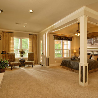 Idées déco pour une chambre avec moquette classique avec un mur beige, une cheminée standard et un manteau de cheminée en brique.