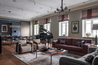 Источник вдохновения для домашнего уюта: большая гостиная комната в стиле неоклассика (современная классика) с музыкальной комнатой, зелеными стенами, паркетным полом среднего тона и зоной отдыха