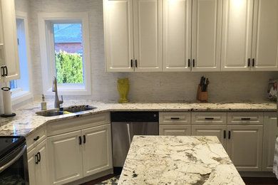 Inspiration for a transitional home design remodel in Toronto