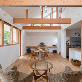 大阪のモダンスタイルのLDKの画像 (白い壁、淡色無垢フローリング、茶色い床)