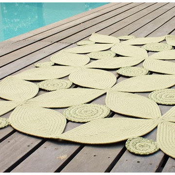 Ultra Durable Meadow Hand-shaped Braided Rug