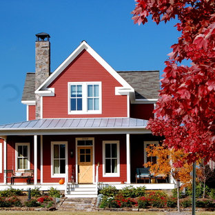 Inspiration för ett mellanstort lantligt rött trähus, med två våningar