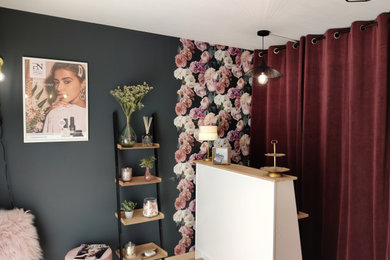 Cette image montre un petit salon style shabby chic fermé avec un mur rose, sol en stratifié, aucune cheminée, aucun téléviseur, un sol beige et du papier peint.