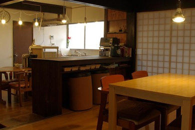 他の地域にある低価格の小さな和風のおしゃれなダイニングキッチン (白い壁、暖炉なし) の写真