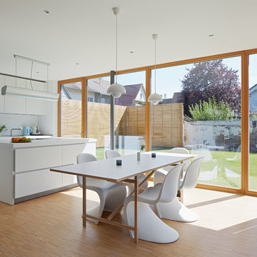 Esszimmer mit Kücheweisse Stühle