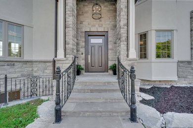 Diseño de puerta principal minimalista con paredes beige, puerta simple y puerta de madera oscura