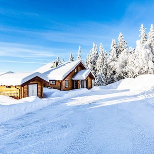 Foto på ett rustikt brunt hus, med två våningar och sadeltak