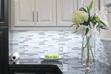 Kitchen - traditional kitchen idea in Toronto