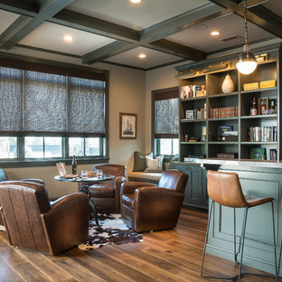 ロサンゼルスのトランジショナルスタイルのおしゃれなウェットバー (インセット扉のキャビネット、緑のキャビネット、グレーのキッチンパネル、無垢フローリング、茶色い床) の写真