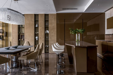 Idee per un grande soggiorno contemporaneo con pavimento in marmo e pavimento marrone