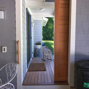 ボストンの中サイズのミッドセンチュリースタイルのおしゃれな玄関の写真