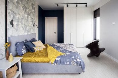 На фото: хозяйская спальня среднего размера в современном стиле с синими стенами, полом из ламината, бежевым полом, обоями на стенах и акцентной стеной с